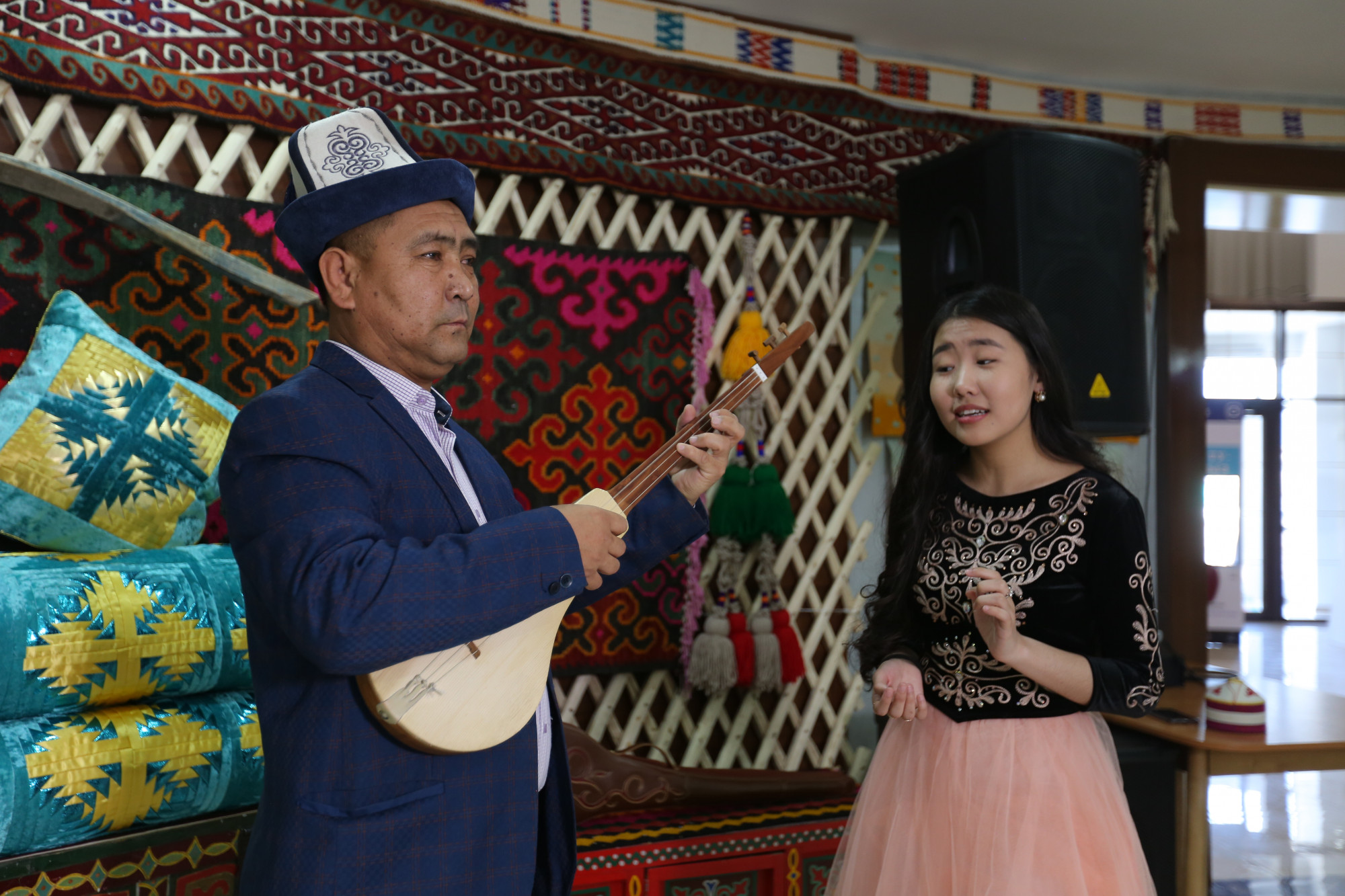 Abaı áni orys domrasy men qyrǵyz qomyzynyń súıemeldeýinde oryndaldy