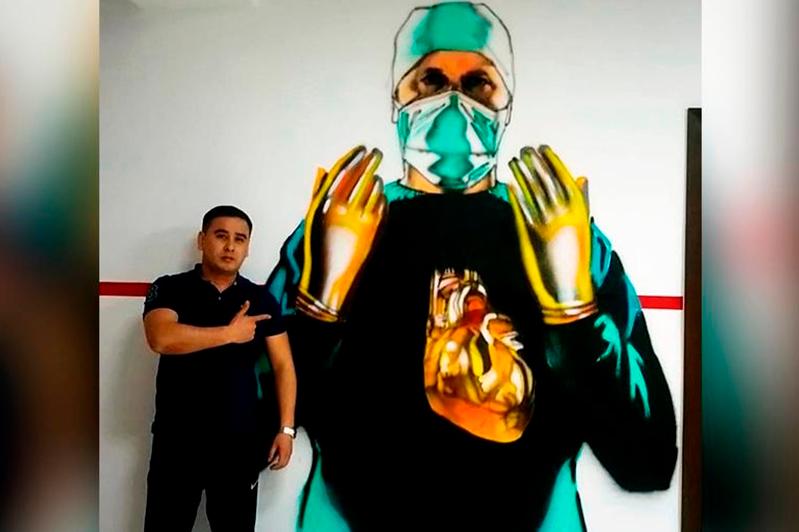 Atyraý: Akademııa muǵalimderi dárigerlerge arnap sýret saldy