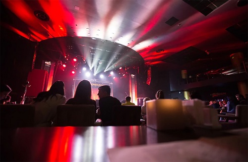 Almatydaǵy túngi klýb karantın tártibine pysqyrmaǵan ba?