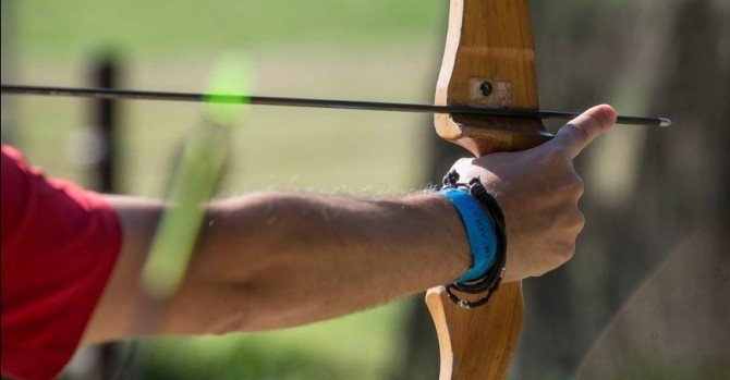 Halyqaralyq sadaq atý federasııasy qashyqtan týrnır ótkizedi