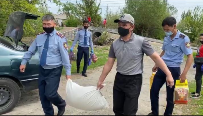 Jetisý polıseıleri muqtaj otbasylarǵa áleýmettik qoldaý jasady