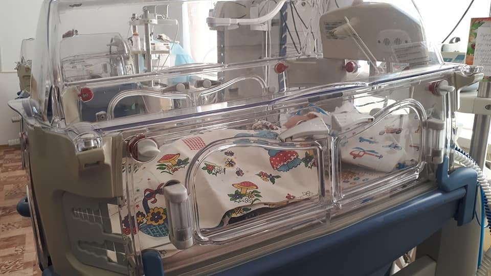 Aqtaýlyq dárigerler týa bitken patologııasy bar eki nárestege sátti ota jasady