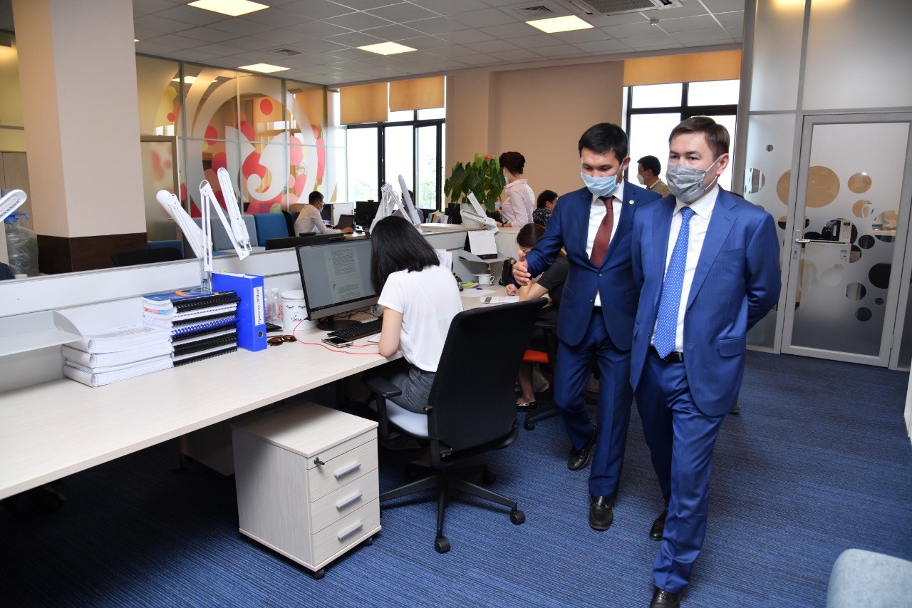 M.Áıtenov kásipkerlerge qarjylaı qoldaý kórsetýdi aıtty