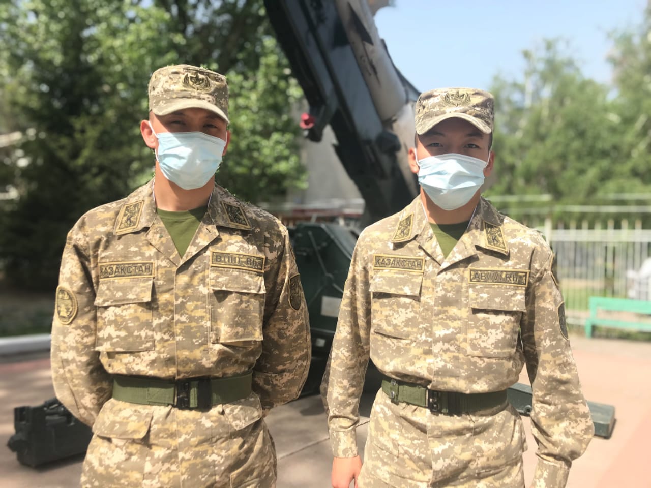 Áskerıler qart adamǵa alǵashqy kómek kórsetti