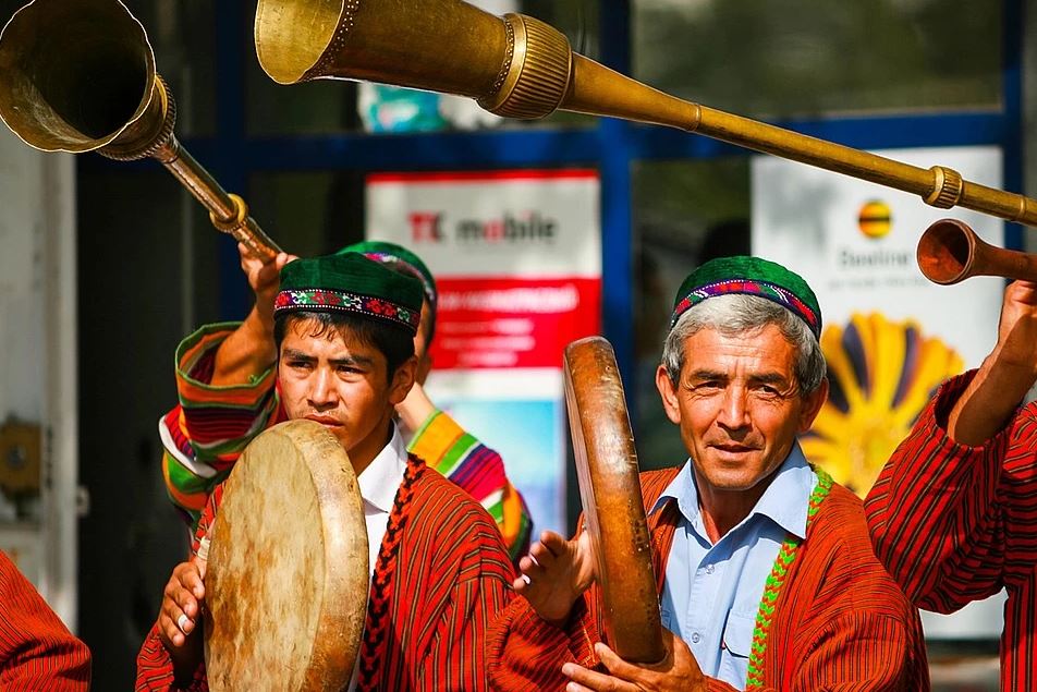 Tájikstan tegi men ákesiniń atyn «oryssha aýdarýdy» shektedi