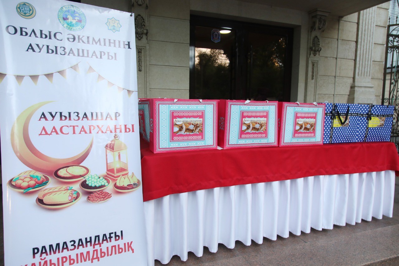 Jambyl oblysynyń ákimi turǵyndarǵa arnap aýyzashar uıymdastyrdy