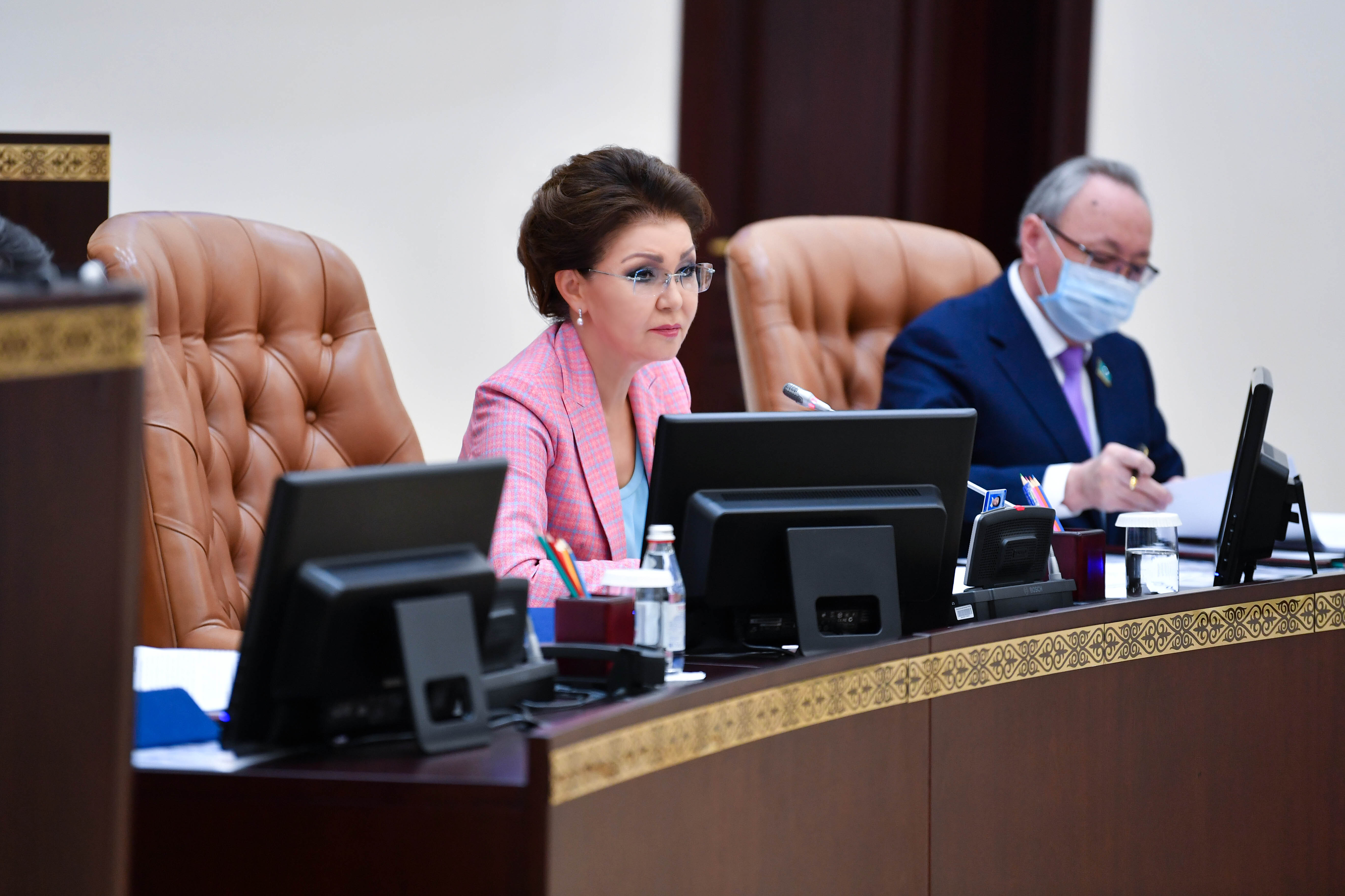 Senatta «qandas» ataýyn zańdastyratyn qujat qoldaý tapty