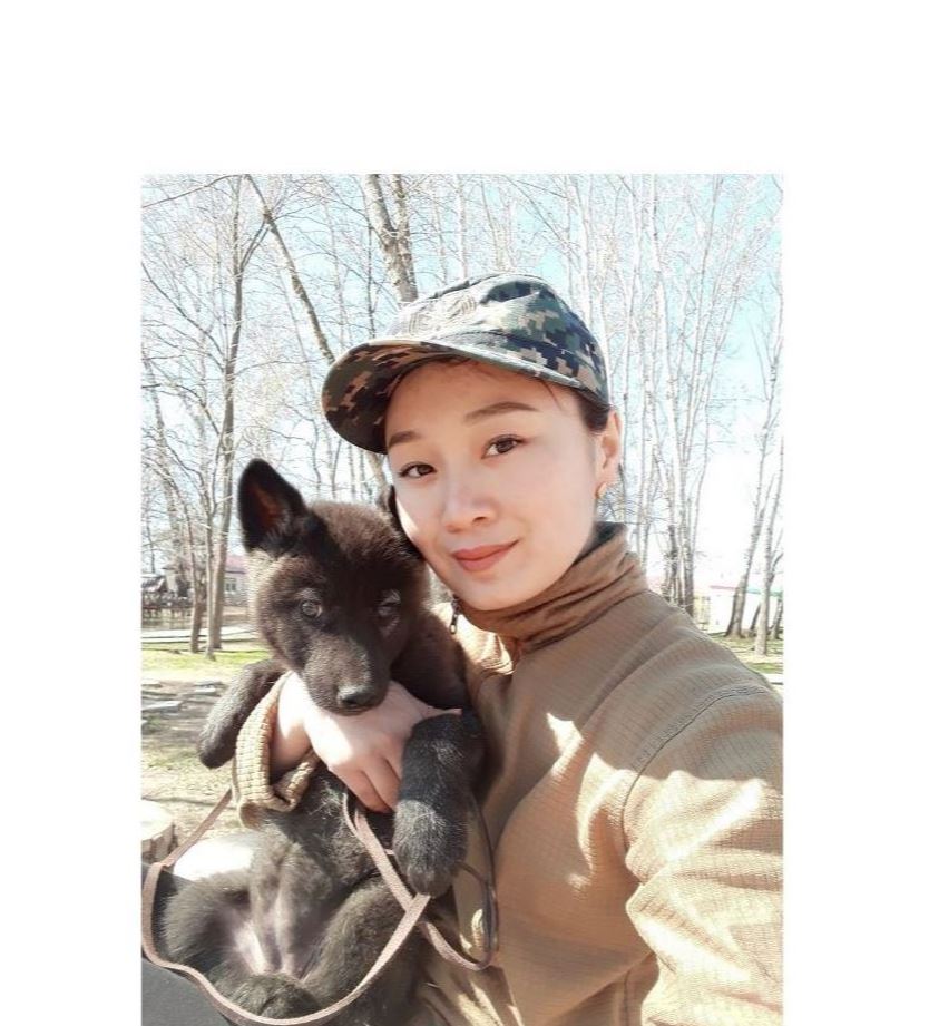 Qasqyr asyraǵan qyz