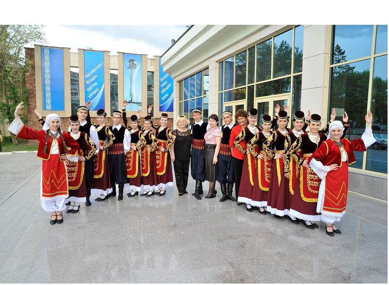 Meni grektiń qyzy eken dep qalady...