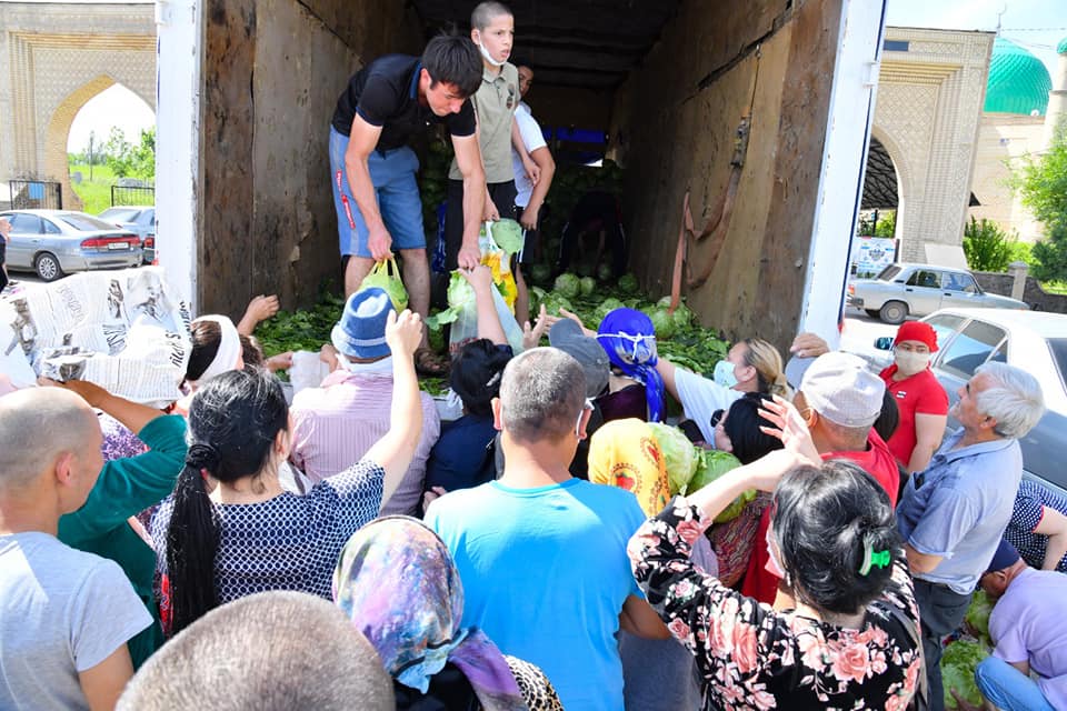 Shymkentte bir kúnde 63 tonna qyryqqabat tegin taratyldy