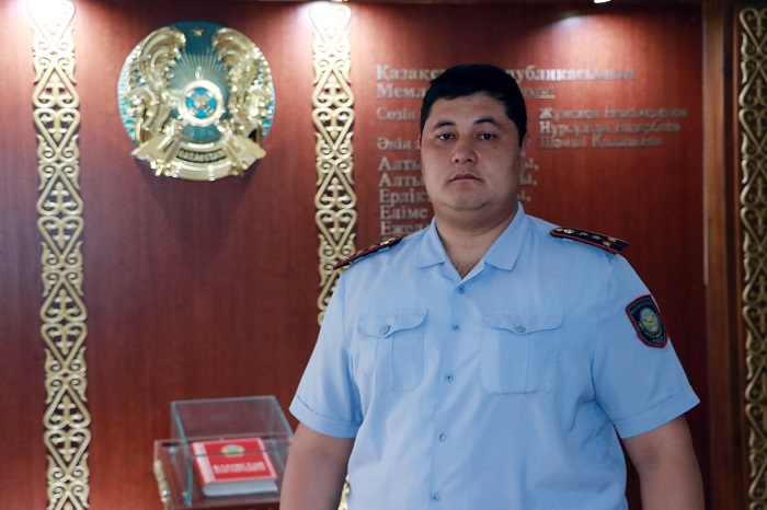 Shymkentte ákimshilik jaýaptan jaltarmaq bolǵan jigit polıseıge para bermek bolǵan