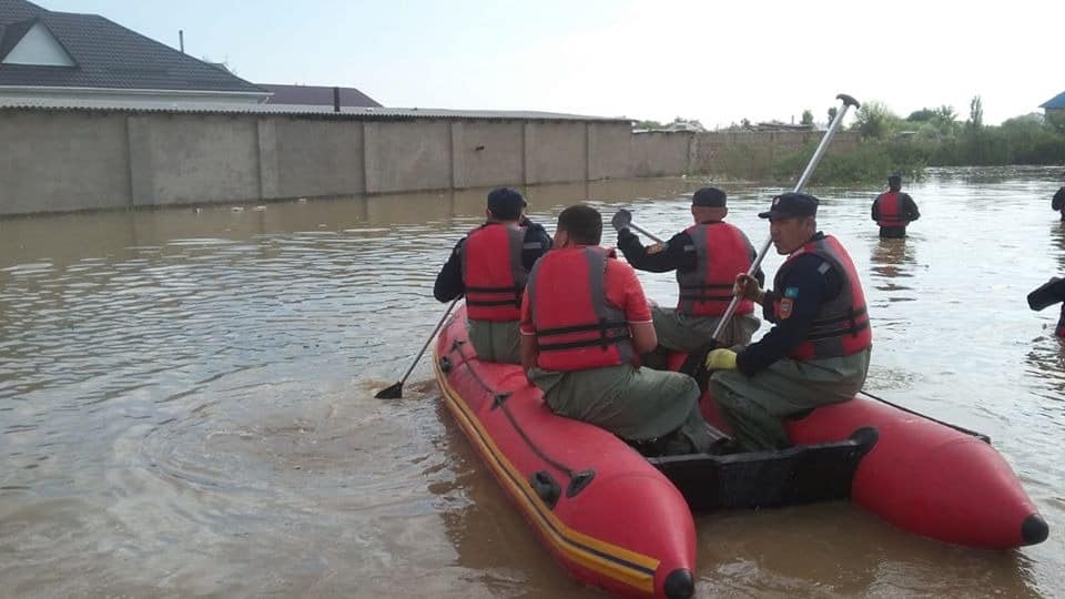 Shymkenttik qutqarýshylar sý basqan eldi mekenderge kómek kórsetýde