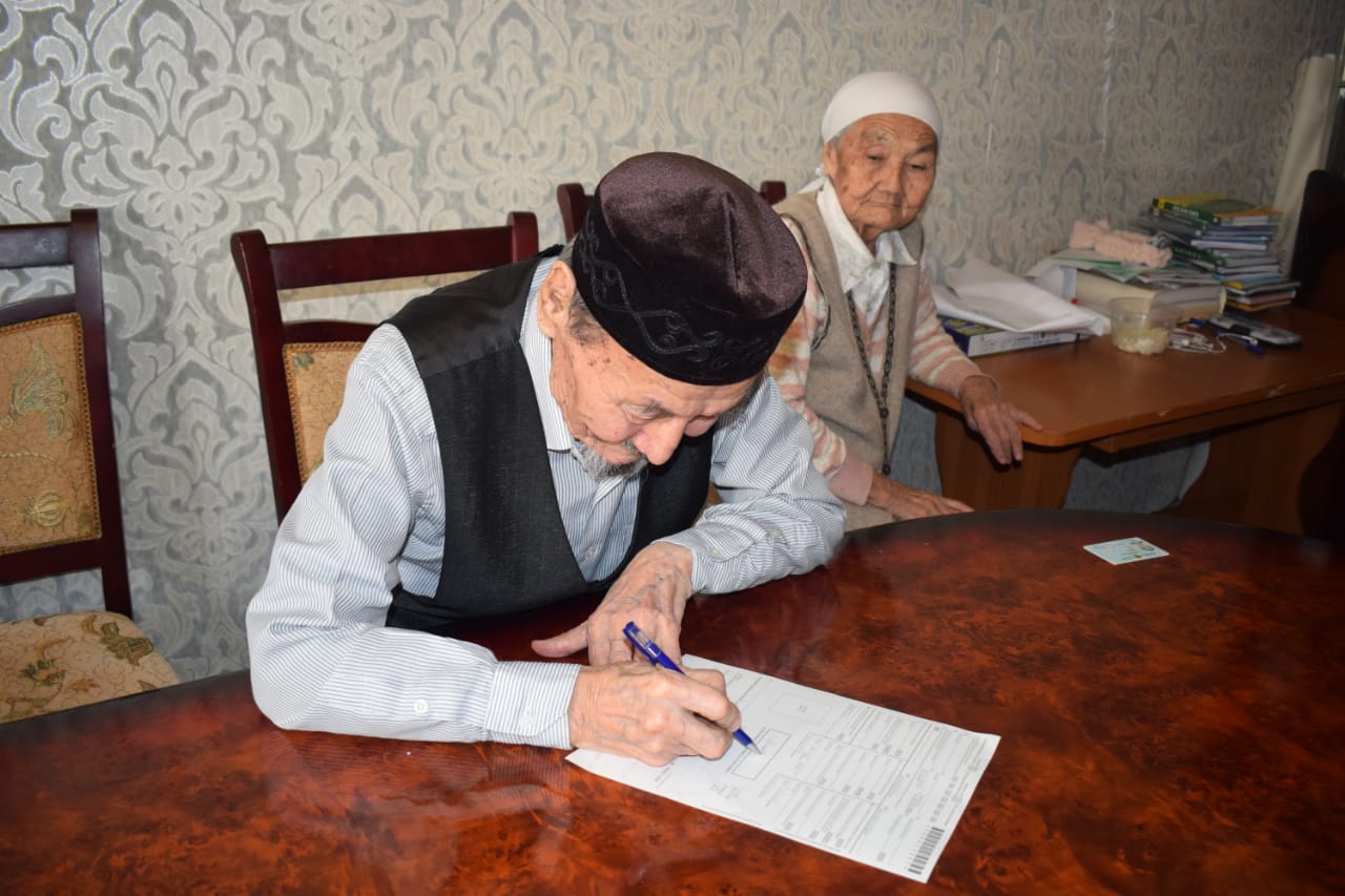 Mańǵystaý: Polıseıler qarttardyń jeke qujatyn úılerge baryp resimdedi