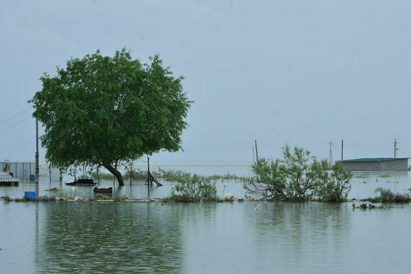 Túrkistan oblysynyń polıseıleri sý ortasynda qalyp qoıǵan eki turǵyndy qutqardy