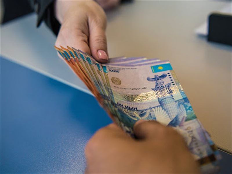 Halyqaralyq sarapshylar jeke tulǵalarǵa qolma-qol aqshany satyp alý kólemin shekteýdi usynady