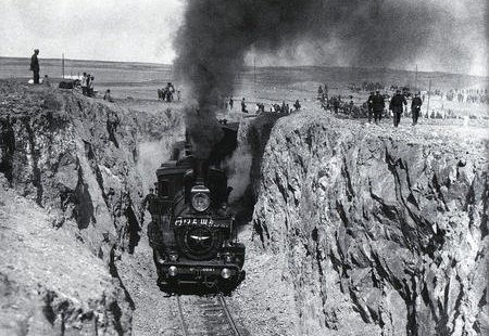 Uly Otan soǵysynda Jeńiske jetýde Qazaqstan shoıyn joldary sheshýshi ról atqardy