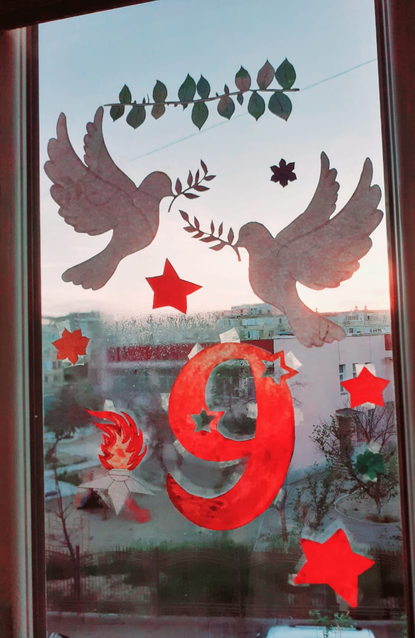 Aqtaýlyqtar jeńis kúnine oraı úı terezelerin bezendirýde