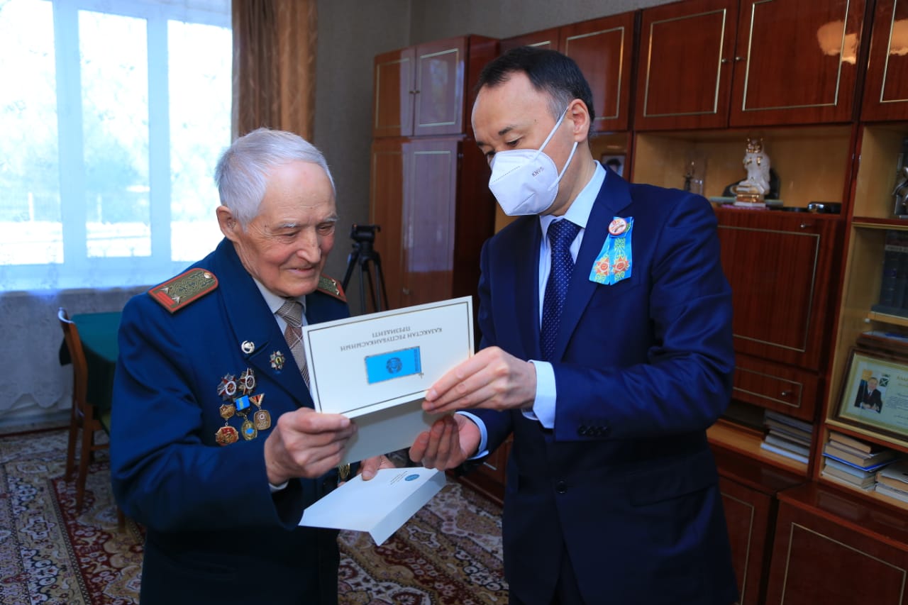 Qostanaı oblysynyń ákimi ardagerlerdi quttyqtady