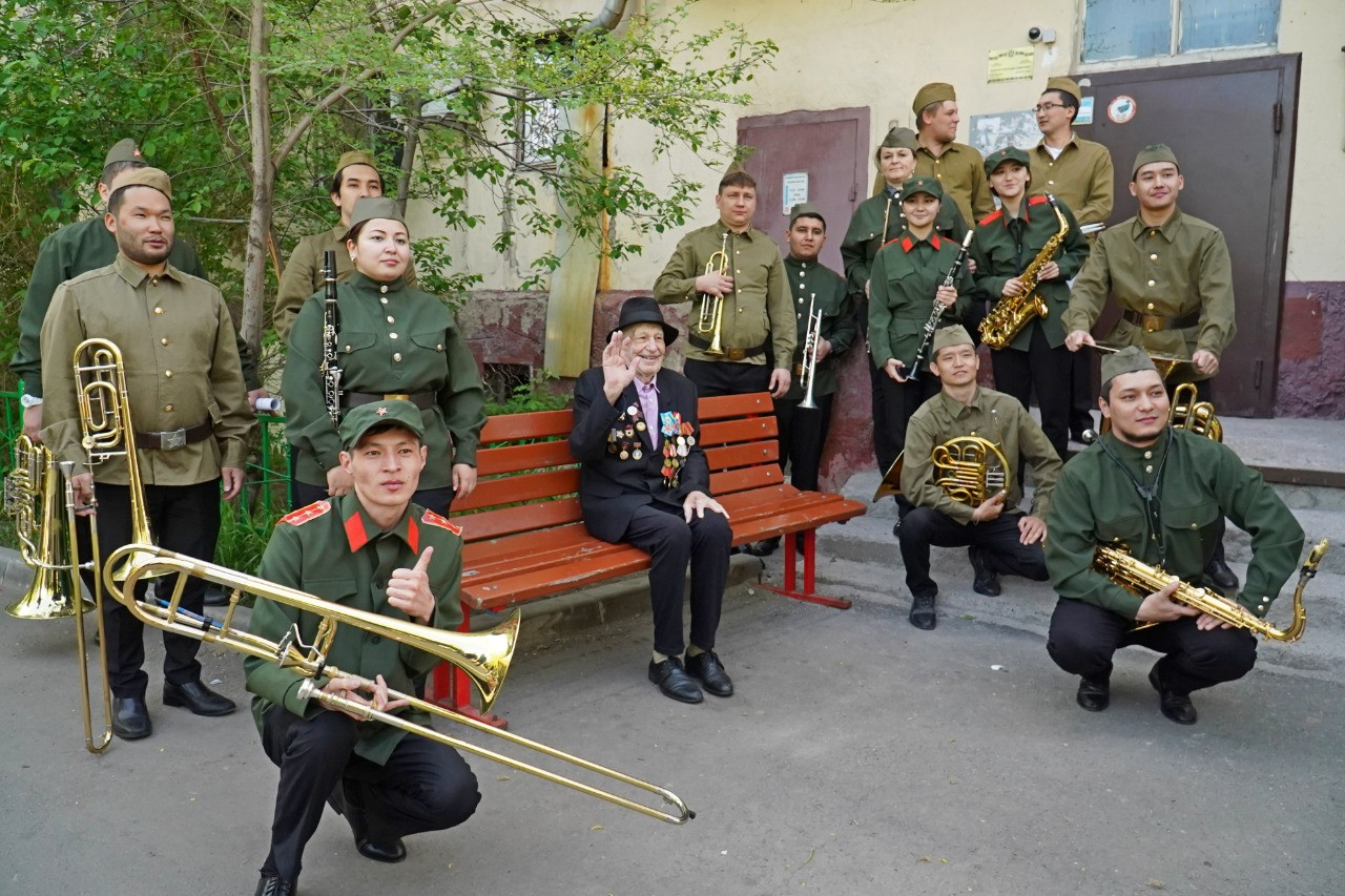 Uly Otan soǵysynyń ardagerlerine soǵys jyldaryndaǵy ánder shyrqaldy