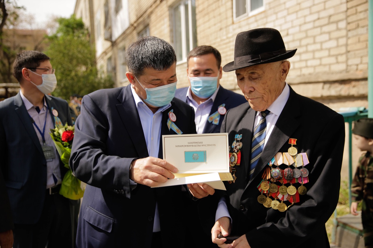 Atyraý: Ákim maıdangerlerdi ashyq aspan astynda  quttyqtady (vıdeo)