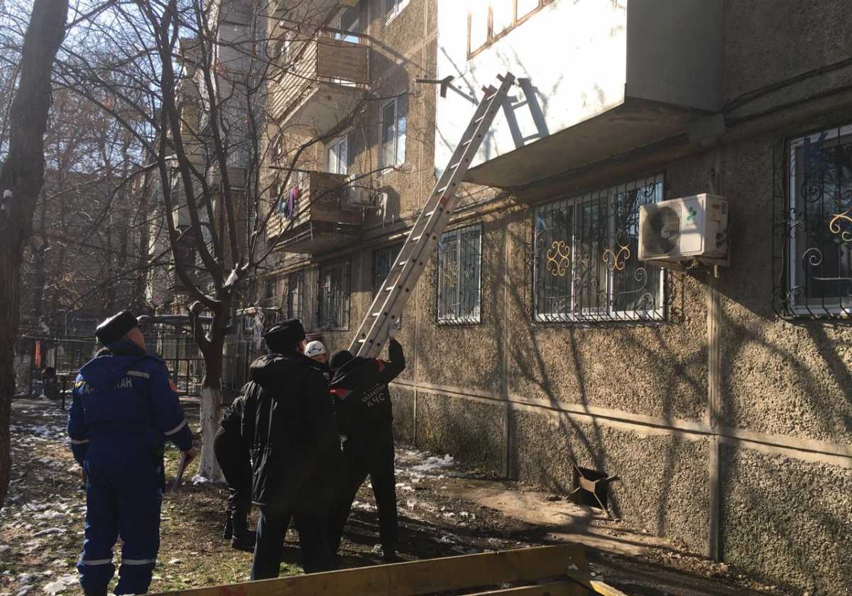 Qutqarýshylar úıde jalǵyz qalǵan balalarǵa kómekke keldi