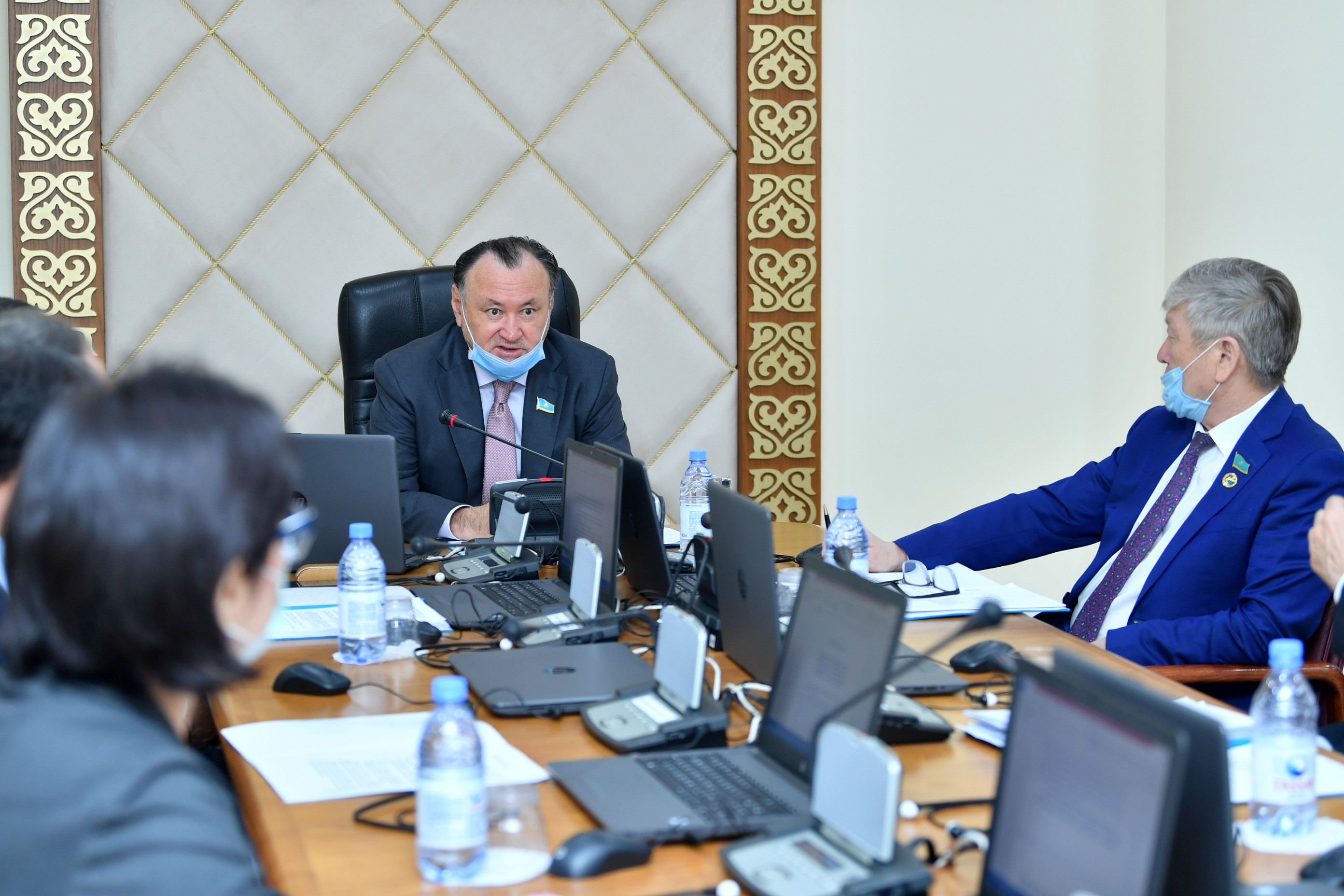 Barlyq máseleler tez sheshilýi kerek