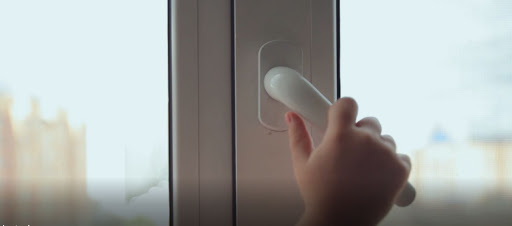 Jitiqarada 5 jasar bala 5-shi qabattan qulap ketti