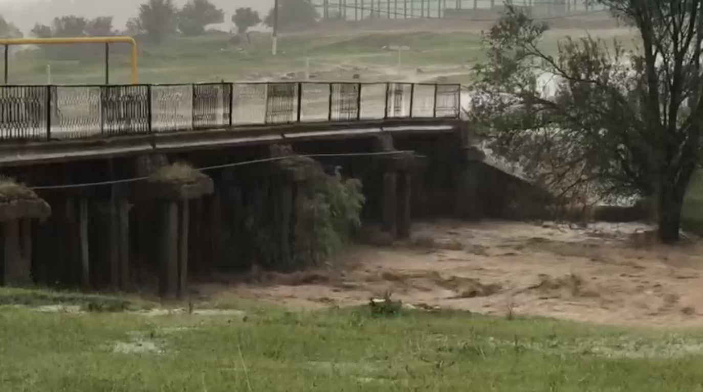 Túrkistan: Tólebı aýdanynda Qasqasý ózeni arnasynan asyp ketti