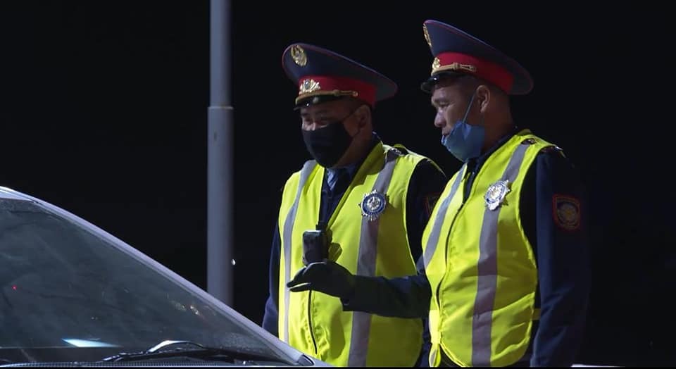 Polıseıler maqtaaraldyqtarǵa qujattaryn qalpyna keltirýge kómektesip jatyr