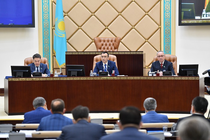 Senat beıbit jınalystar týraly zań jobalaryn túzetýlerimen Májiliske qaıtardy