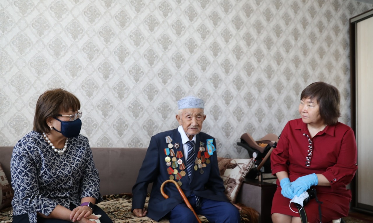 «Ustazdar úıiniń» qyzmetkerleri ardagerlermen kezdesti