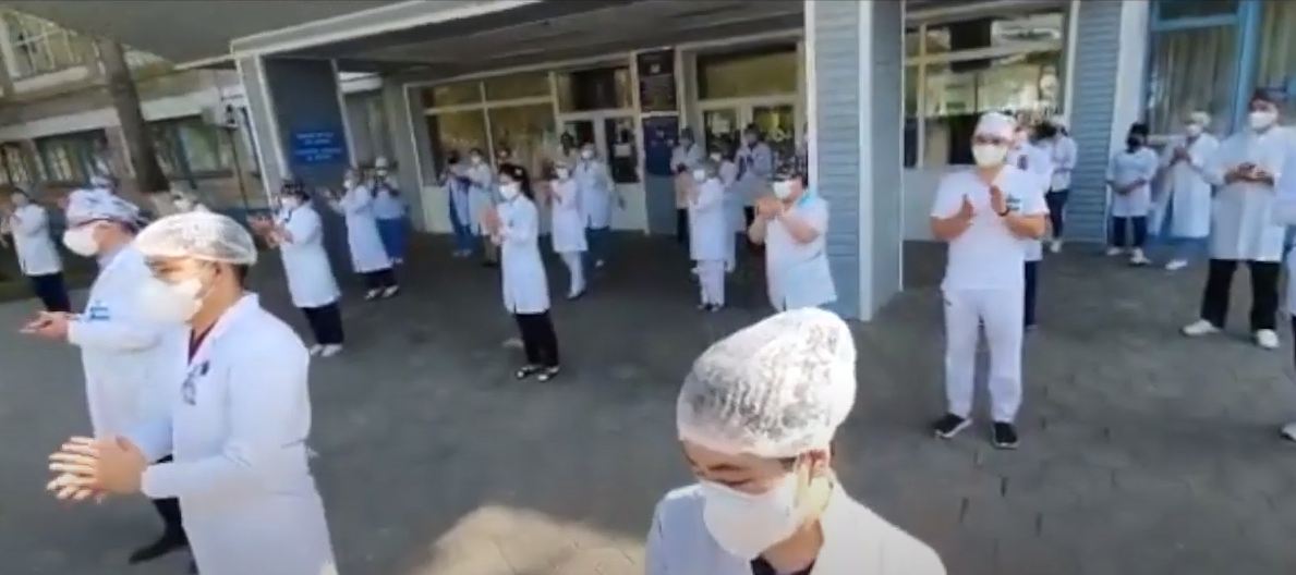 Kınogerlerdiń balalary dárigerlerge beınebaıan arnady