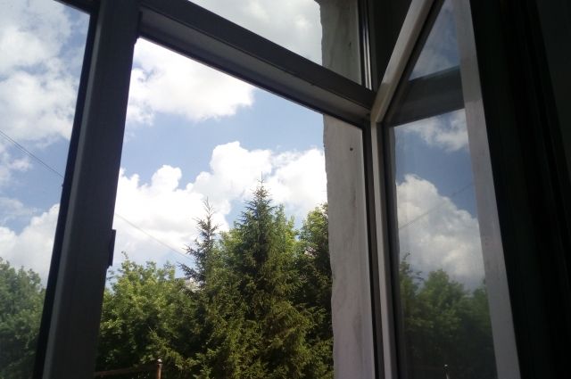 Qostanaıda boıjetken 5-qabattan sekirip ketti (vıdeo)