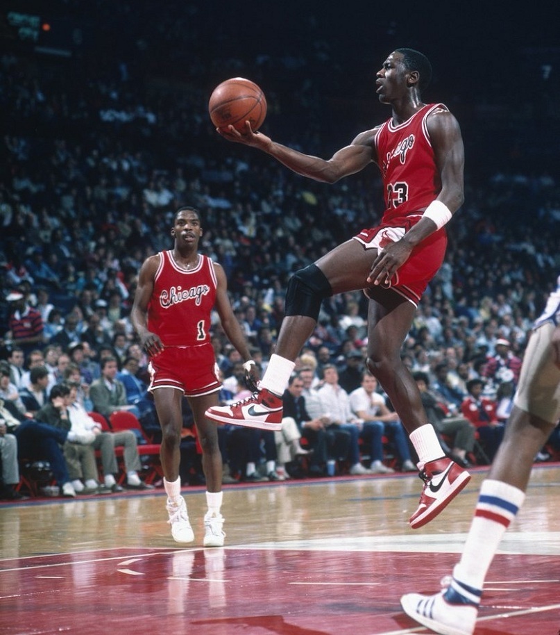 Djordannyń aıaq kıimi 560 000 dollarǵa satyldy