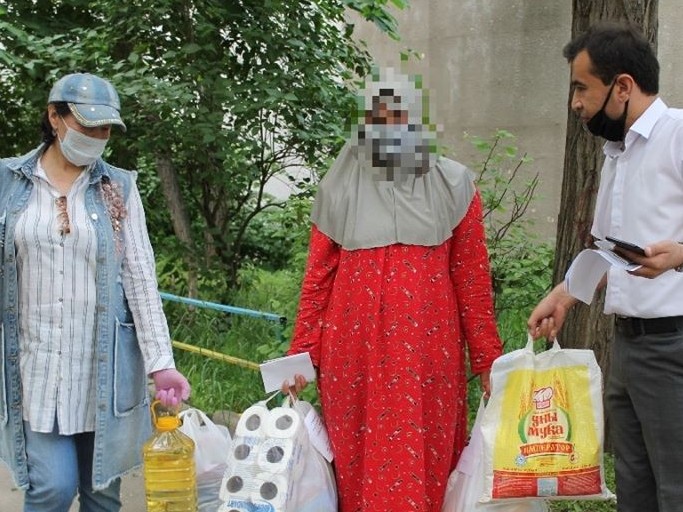 Reseı men Qazaqstan shekarasynda qalyp qoıǵan mıgranttarǵa kómek kórsetildi