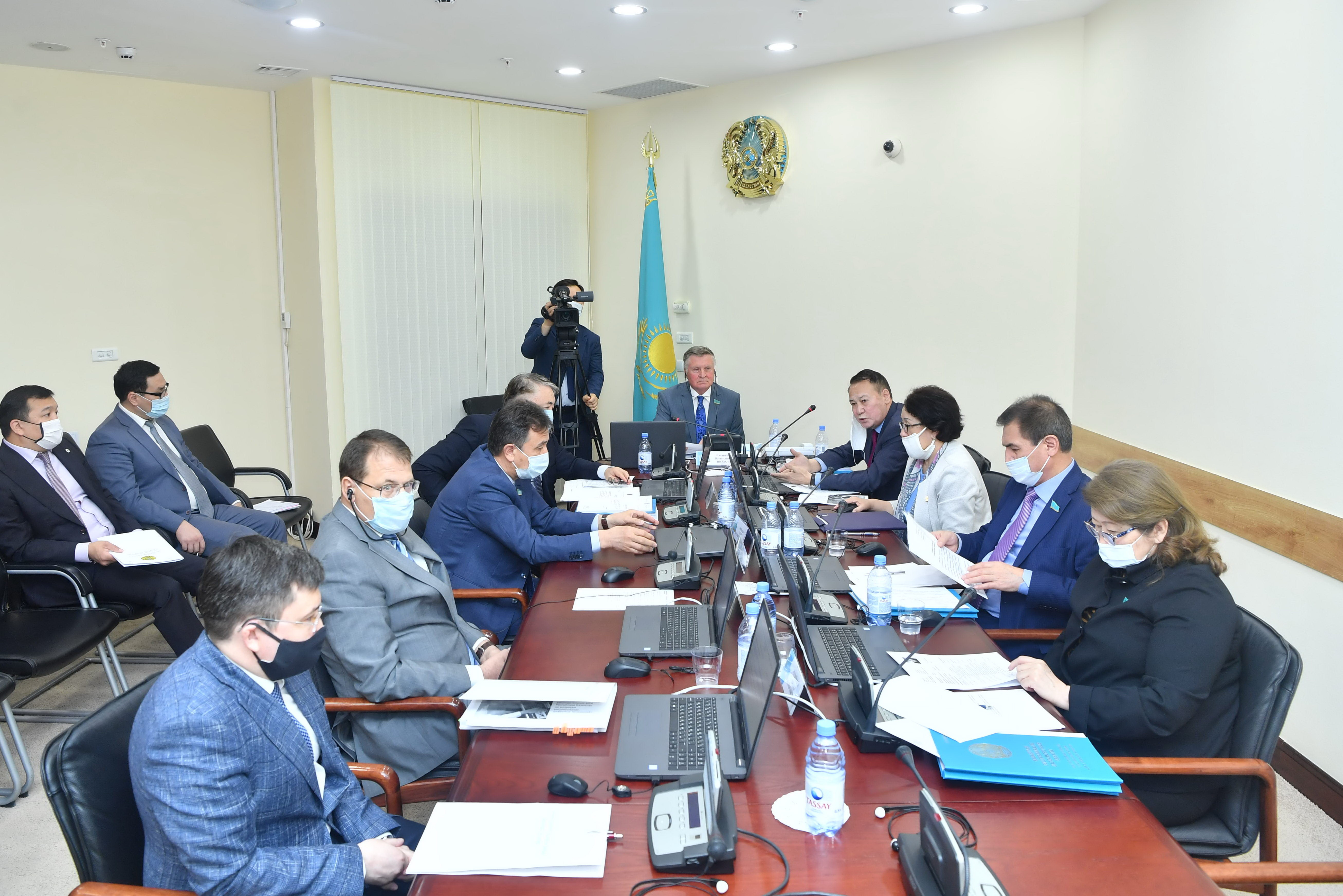 Senatorlar memlekettik qyzmet máseleleri jónindegi zań jobasyn talqylady