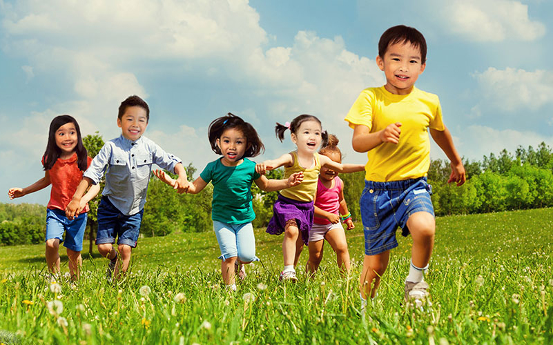 Jyl basynan beri kóp qabatty úılerdiń terezesinen 26 bala qulap ketken