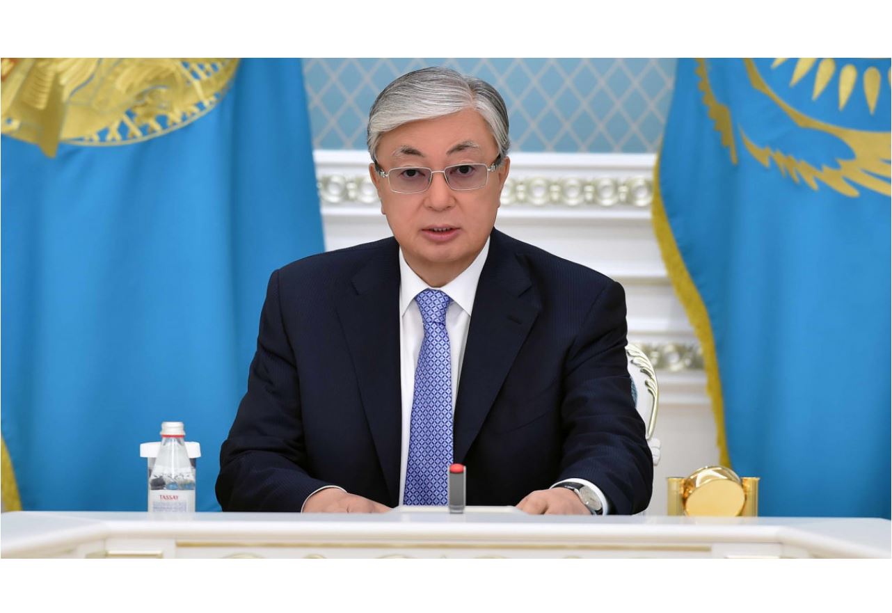 Memleket basshysy mádenıet jáne óner qyzmetkerlerin kásibı merekesimen quttyqtady