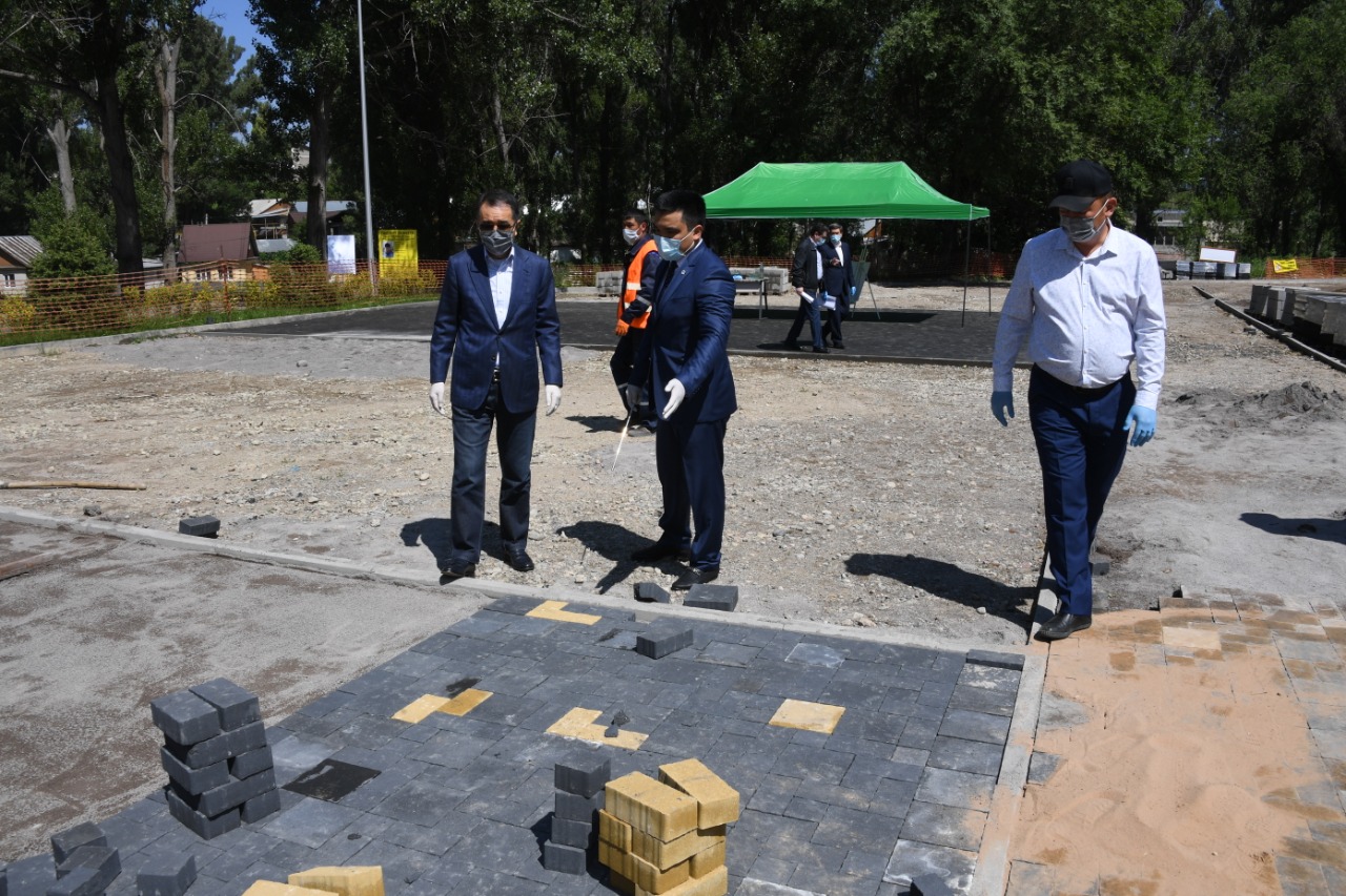 Almaty ákimi qaladaǵy Jetisý aýdanynyń abattandyrylýyn tekserdi