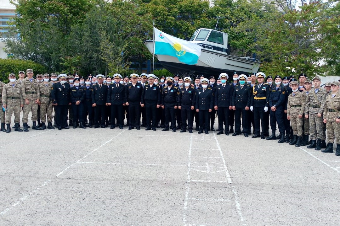 Merzimdi qyzmettegi sarbazdar poezd eshelondarymen úılerine qaıtýda