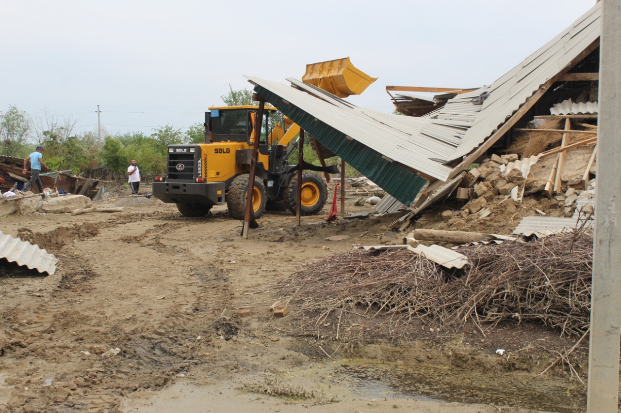 Maqtaaraldaǵy sýdan qurǵatylǵan aýyldar kúl-qoqystan tazartylýda