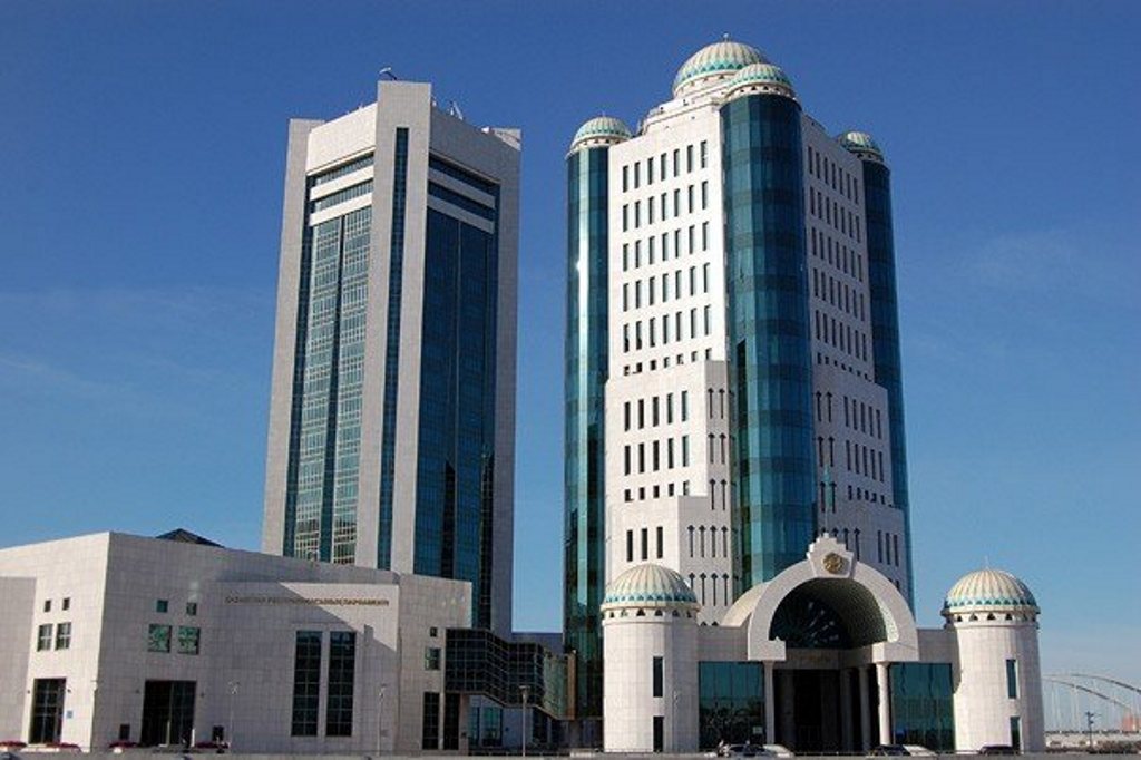 Senatta saıası partııalardy qurý tártibin jeńildetetin zań jobasy maquldandy