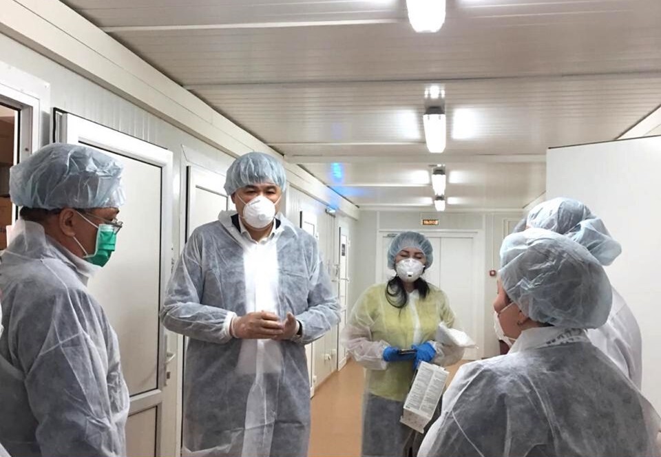 Eljan Birtanov Almatydaǵy COVID-19-dan emdelip jatqan  naýqastarmen kezdesti