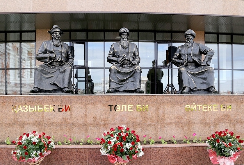 Qaraǵandyda qazaqtyń úsh bıine eskertkish qoıyldy