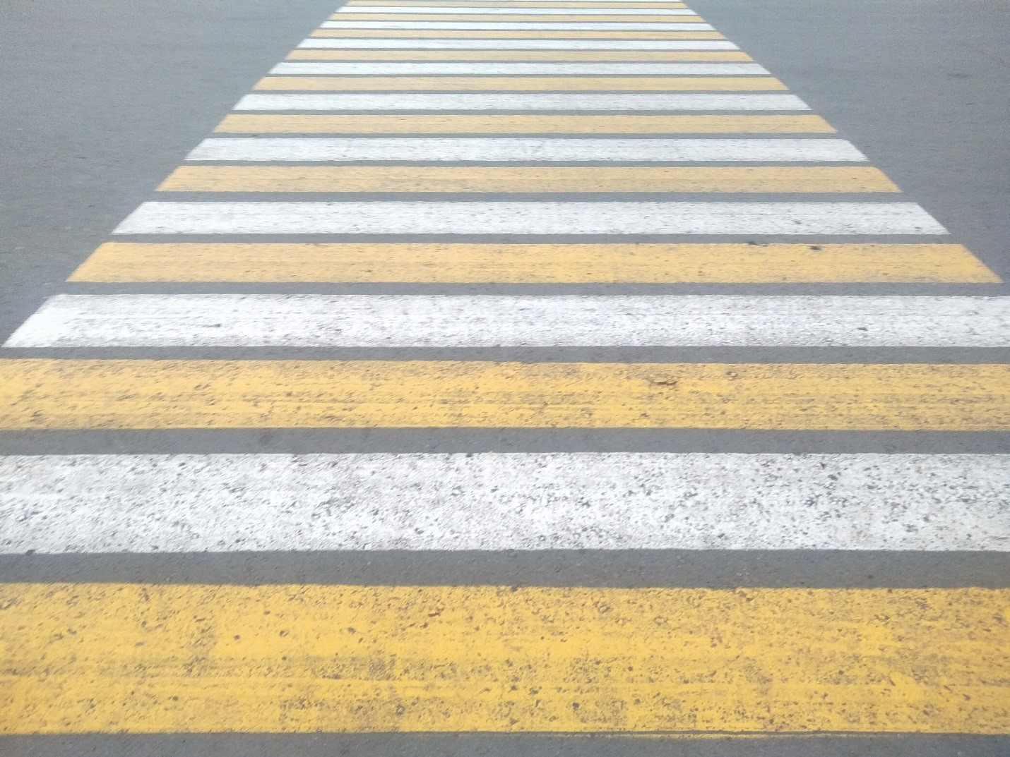 Bir kóshede eki jerdegi jaıaýlardy eki mashına soqty