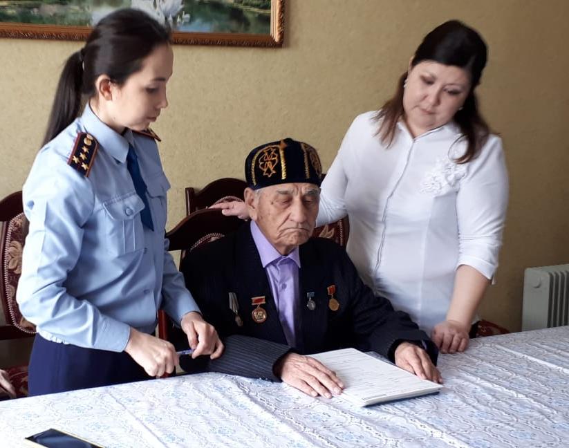 Atyraý: Polıseıler qujat rásimdeýge kómektesip jatyr