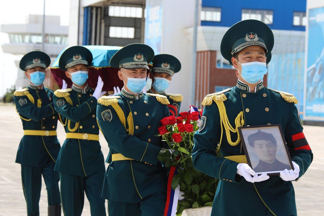 Áskerıler UOS qatysýshysynyń súıekterin týystaryna tabystady