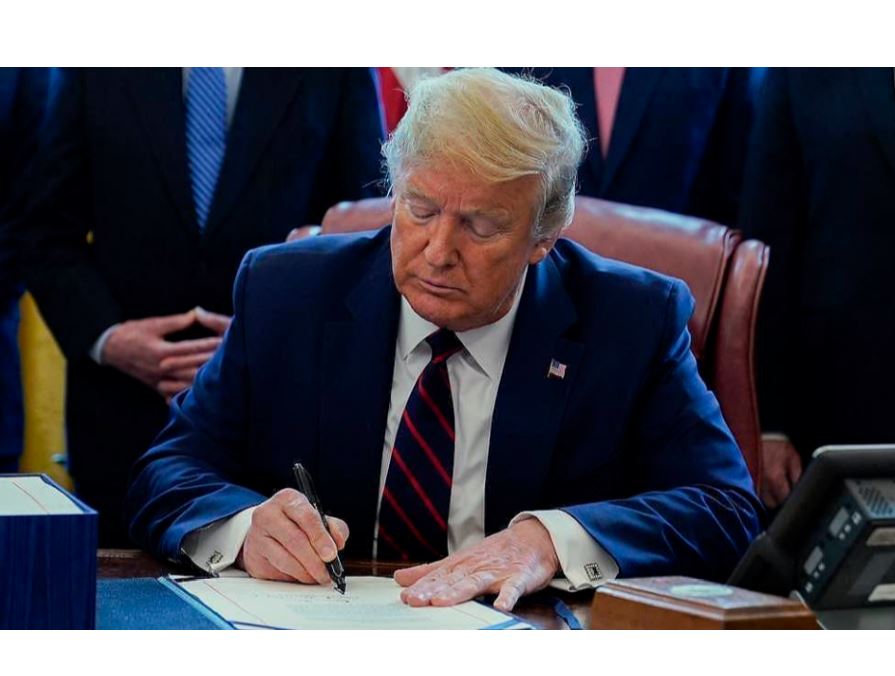 Tramp jalaqysyn koronavırýs qoryna aýdarady