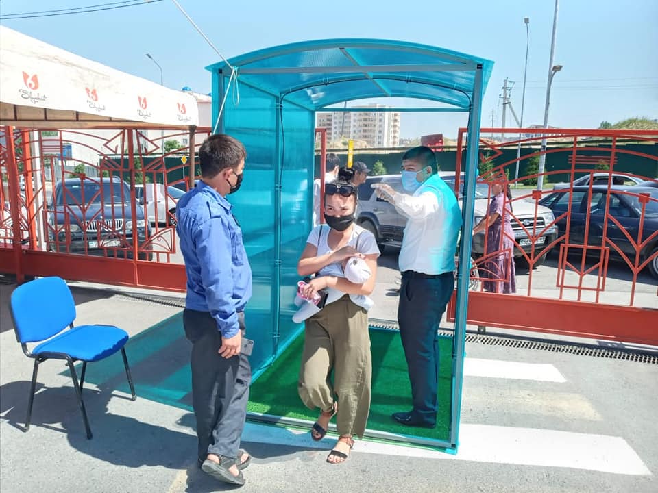 Jumyspen qamtý ortalyǵyna kelgen turǵyndar dezınfeksııalyq týnnelden ótip jatyr