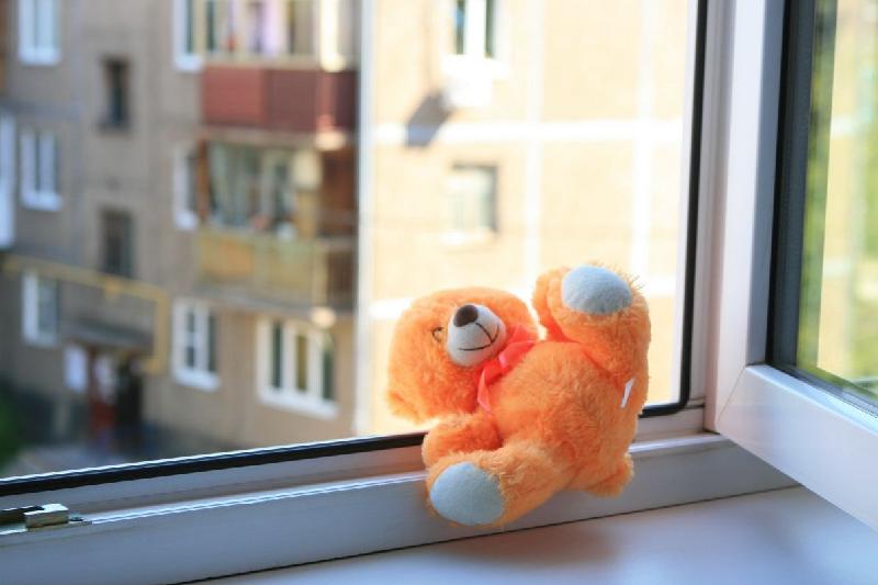 Balanyń terezeden qulaýyna jol bermeý úshin ne isteý kerek?